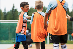 Kolme nuorta urheilijaa treeneissä