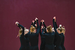 Joukkue ringissä kädet ilmassa