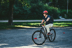 Henkilö pyörällä. Kuvaaja: Pekka Lintusaari