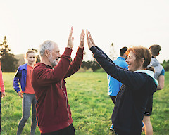 Iloiset liikkujat lyövät kädet yhteen