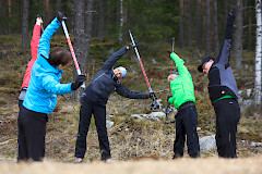 Henkilöt venyttelevät ulkona
