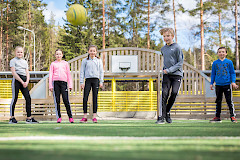 Lapsiryhmä pelaa