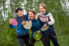 Lapset frisbeegolffaamassa